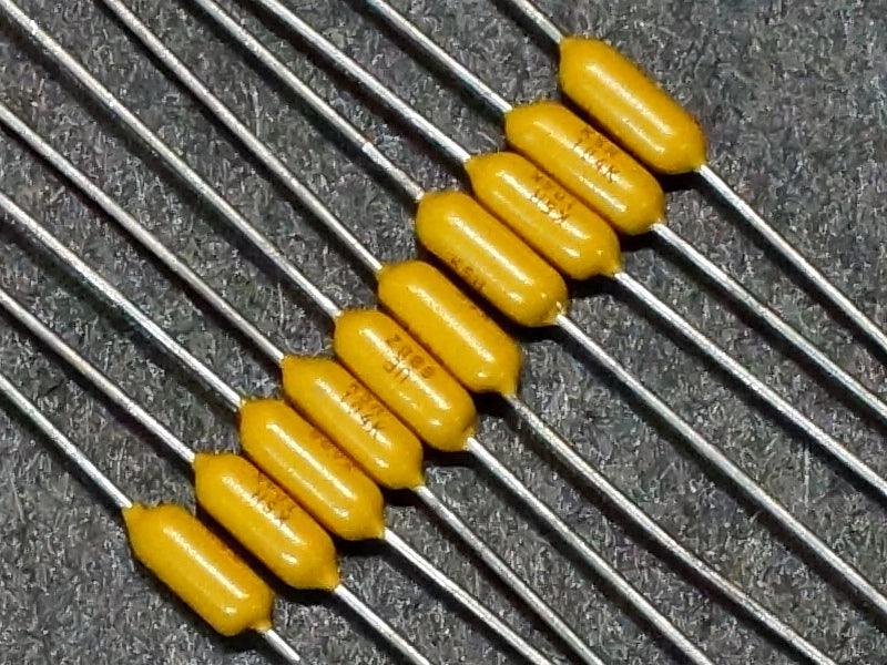 Cap-Ceramic-Multilayer-01uF-50V-Axial-Closeup