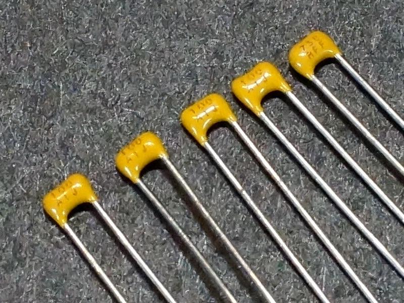 Cap-Ceramic-Multilayer-10pF-100V-Closeup