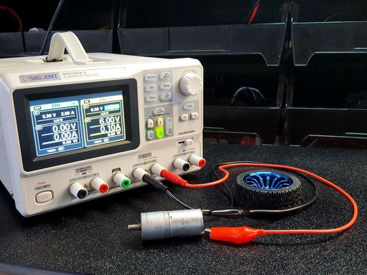 Test-Lead-Banana-Plug-to-Alligator-Clip-16AWG-0.5M-In-Use_19df53e9-311b-4e52-b98f-188a86e545c4