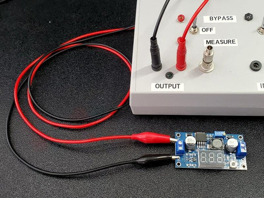 Test-Lead-Banana-Plug-to-Alligator-Clip-35mm-16AWG-1M-In-Use