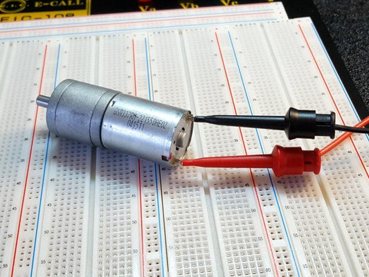 Test-Lead-Hook-Grip-to-Hook-Grip-18AWG-50cm-In-Use_ad3816e2-ce1d-4ff9-998f-c5ed2aa45198