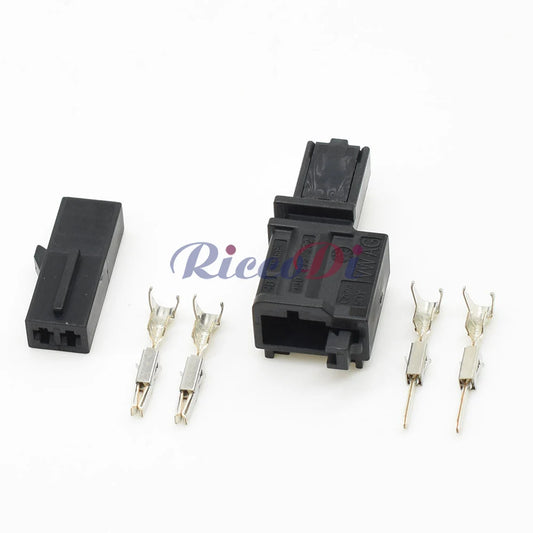 Side angle showing male and female plug of 1.5 series waterproof automotive connector