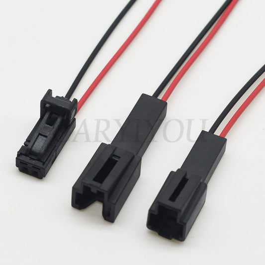 automotive lighting connector with terminal for stable electrical connection