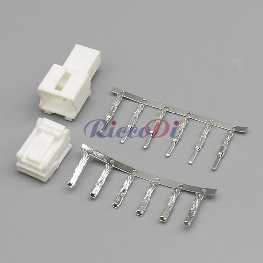 DJ7067F-1.5-11 automotive male connector with socket housing detail
