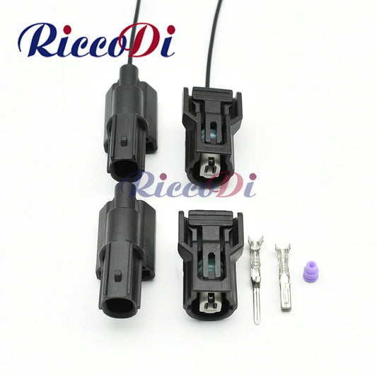 Sealed socket structure of automotive waterproof wiring connector for stable electrical contact