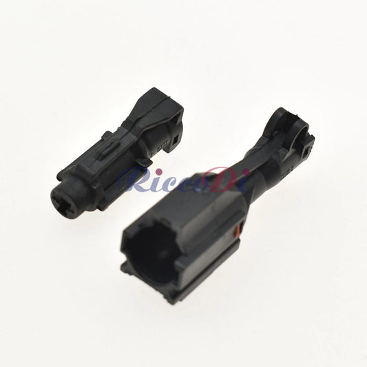 Close-up of male and female terminals on waterproof automotive connector MG640280-5 / MG610278-5 for reliable electrical connection