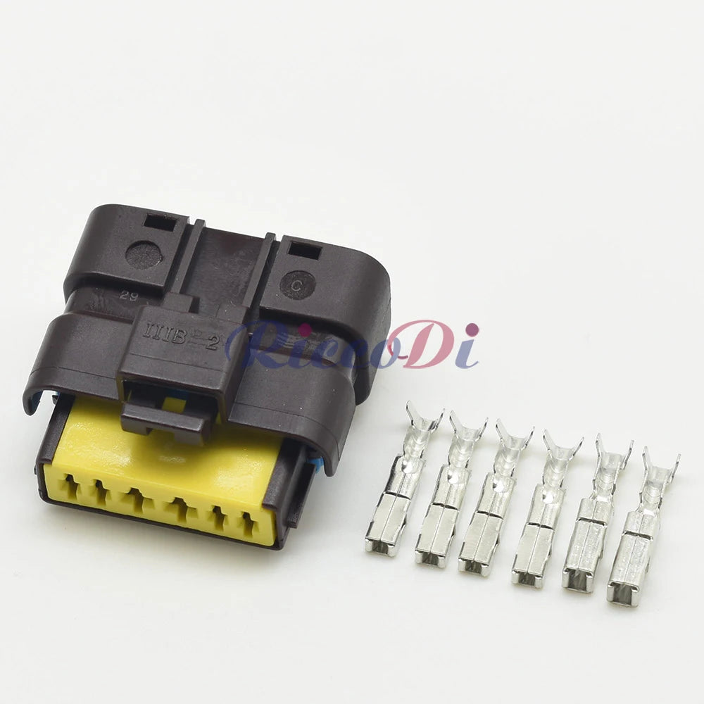 1.5 and 2.8 series automotive fuel pump socket with sealed structure