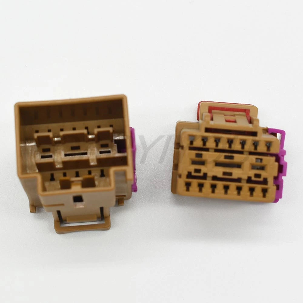 17 pin automotive power seat connector showing terminal layout and locking design for VW Passat Golf A4L A6L Q3 Q5 Q7
