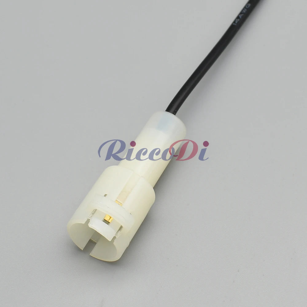 Demonstration of 1 Pin 7.8mm automotive wiring connector being inserted and removed for easy and secure connection