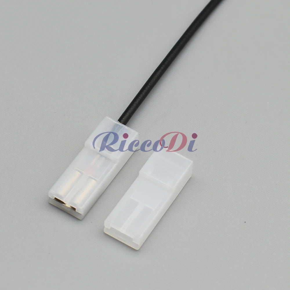 Demonstration of 1 Pin unsealed automotive connector being inserted and removed with 6.3 mm terminal for secure wiring