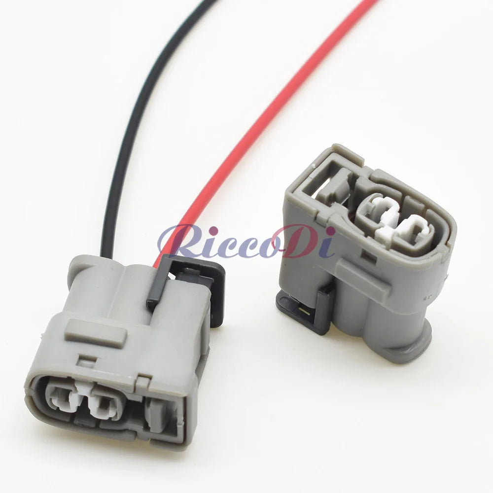 Locking mechanism of 2-pin automotive connector ensuring stable wiring and reliable performance