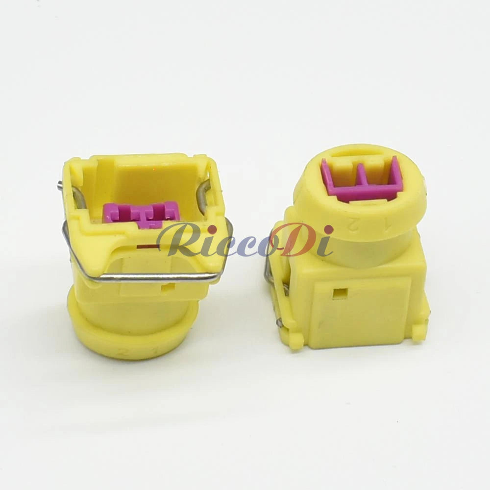 Durable yellow plastic housing of DJ144473-4 3.5mm series 2 pin automotive power connector for secure car wiring