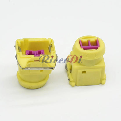 Durable yellow plastic housing of DJ144473-4 3.5mm series 2 pin automotive power connector for secure car wiring