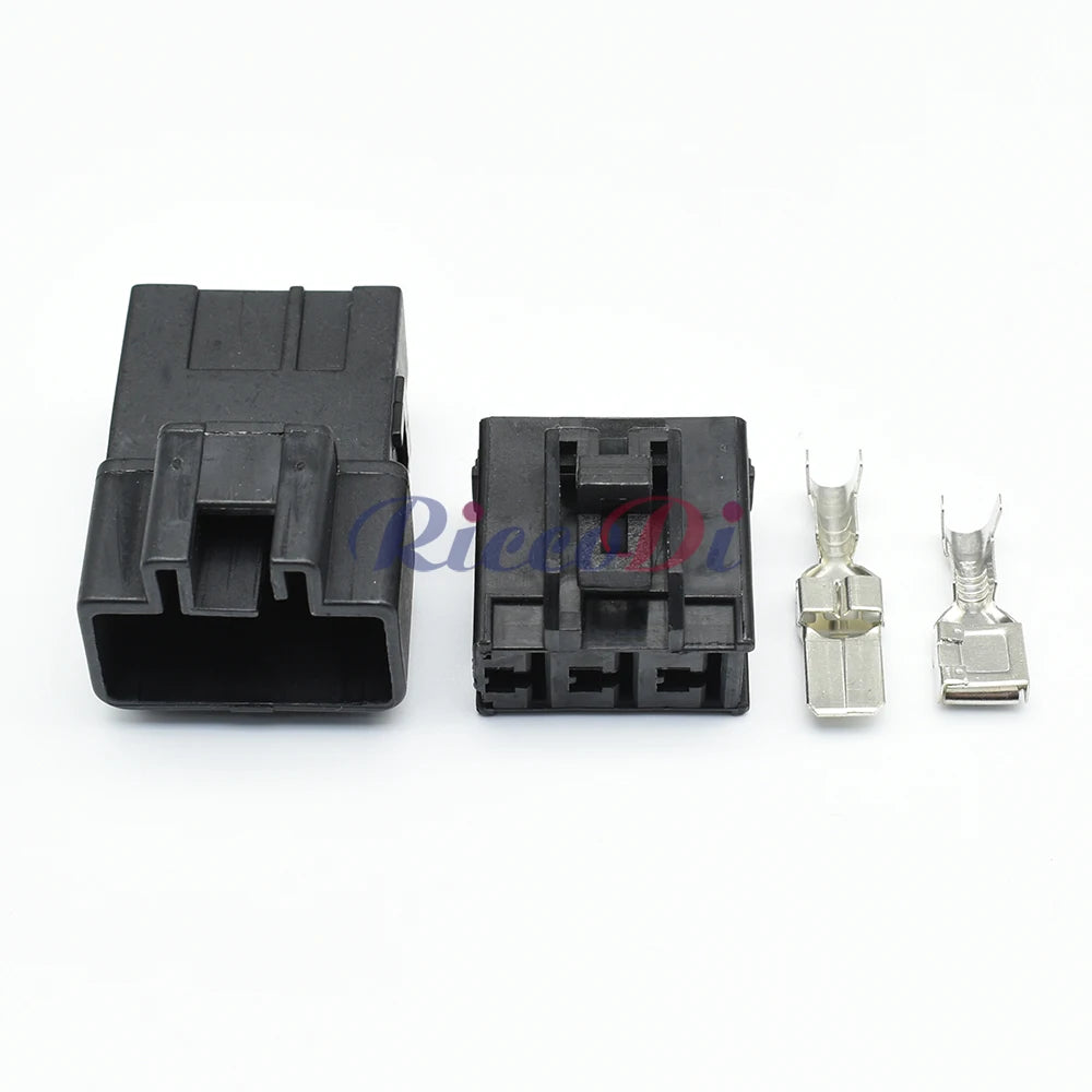Locking mechanism of 312 unsealed series automotive wire harness connector 7282-3030 7283-3030 ensures secure electrical connection