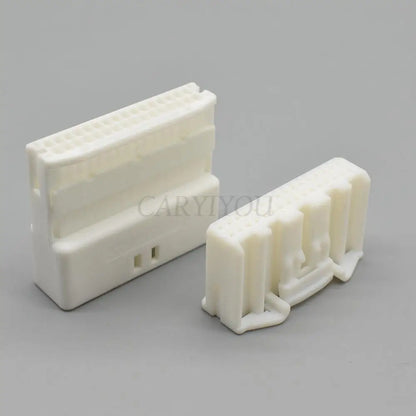 32 Pin automotive navigation central control instrument electrical wire socket showing locking structure