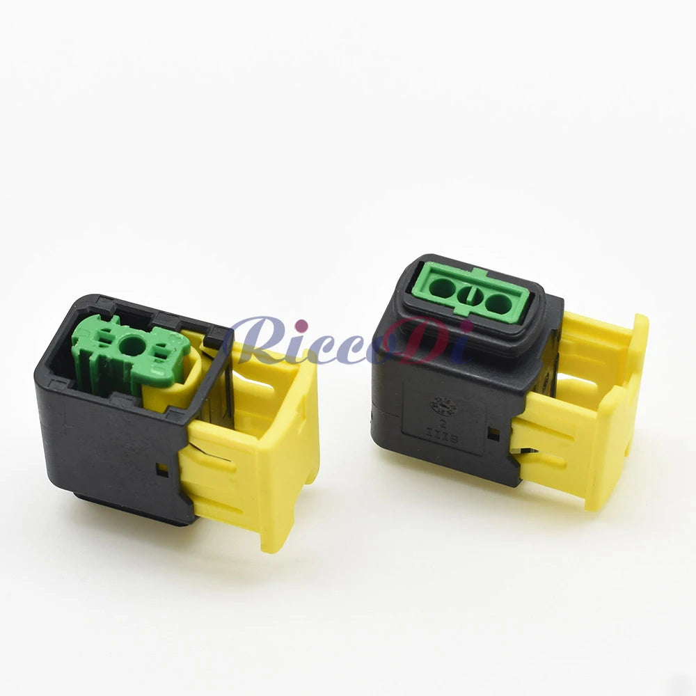 Demonstration of connecting 3 Pin 1.5 Series AC Assembly High Temperature Resistance Connector 3-1418448-1