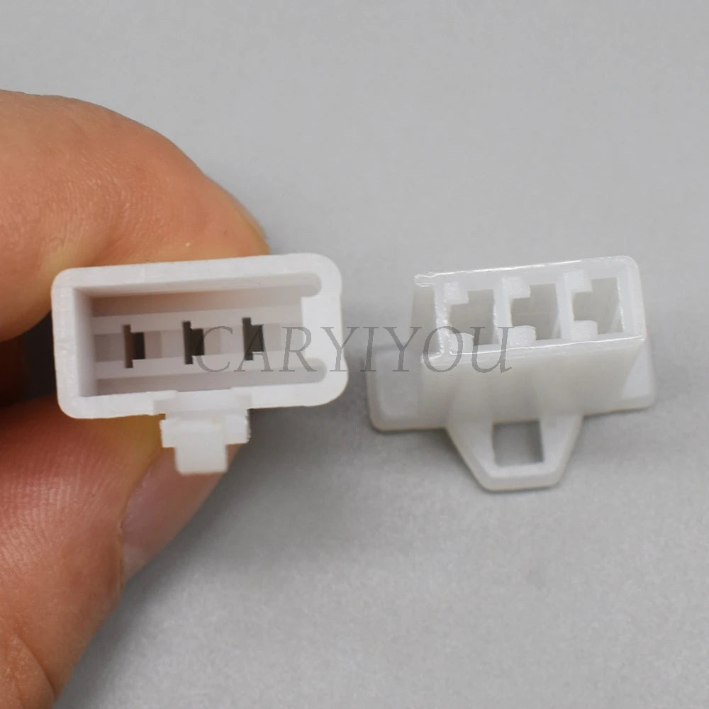 Locking mechanism of 3-pin automotive wire harness connector ensures stable connection