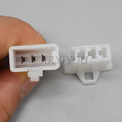 Locking mechanism of 3-pin automotive wire harness connector ensures stable connection