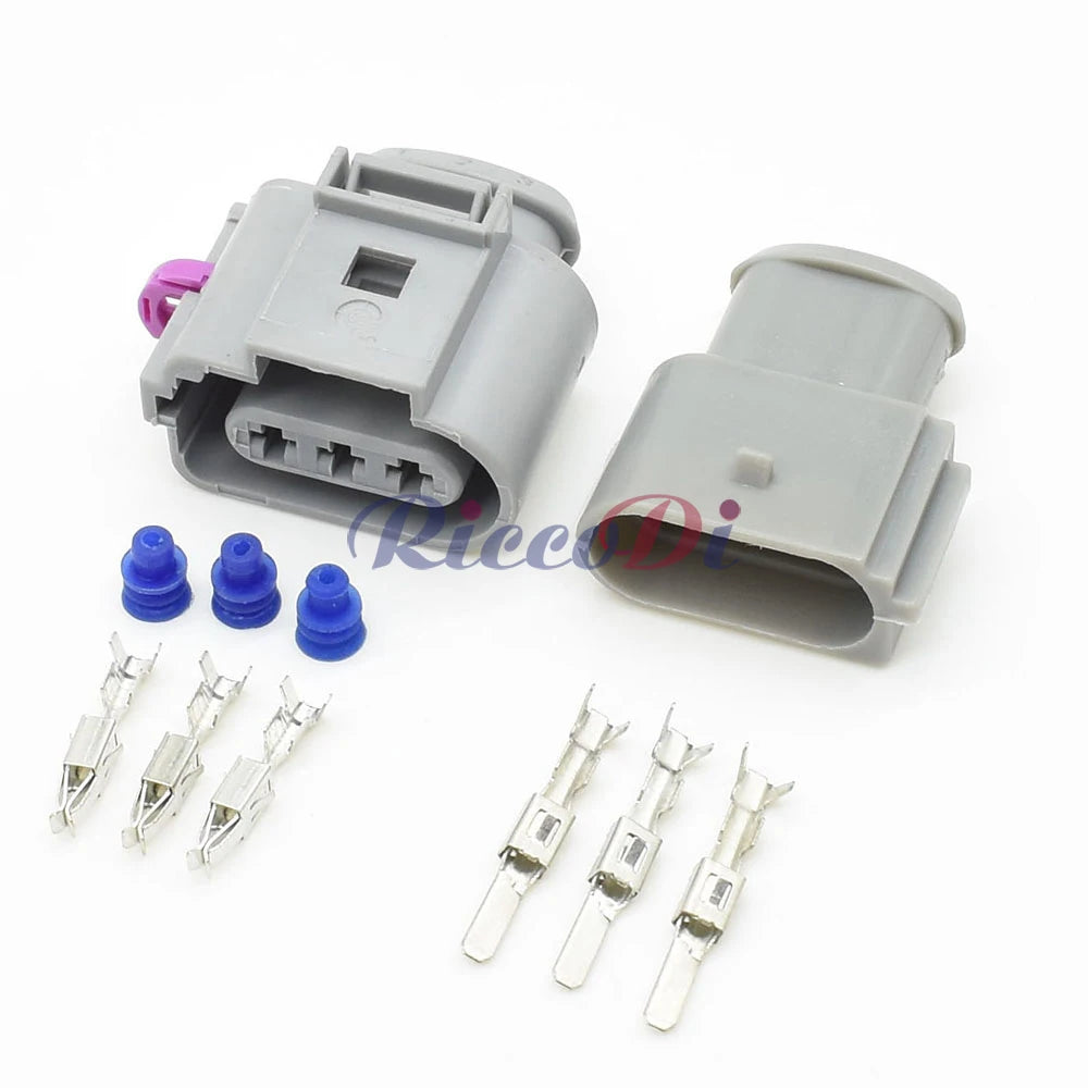 Close-up of 3-Pin terminals in 3.5mm automotive fog lamp and crankshaft sensor connector 1J09737236 1J0973723G for VW