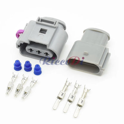 Close-up of 3-Pin terminals in 3.5mm automotive fog lamp and crankshaft sensor connector 1J09737236 1J0973723G for VW