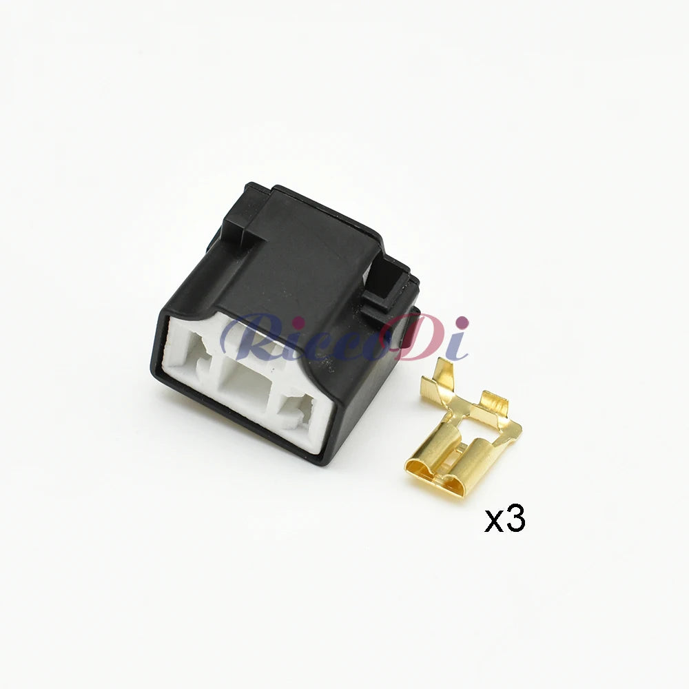 3 pin H4 automotive headlight socket connector showing stable pin layout and secure contact design