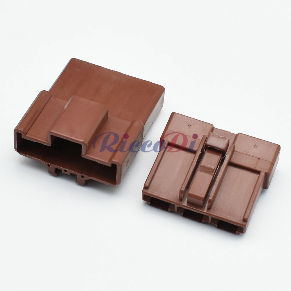 HD series 3-pin automotive connector made of durable material for reliable electrical connections