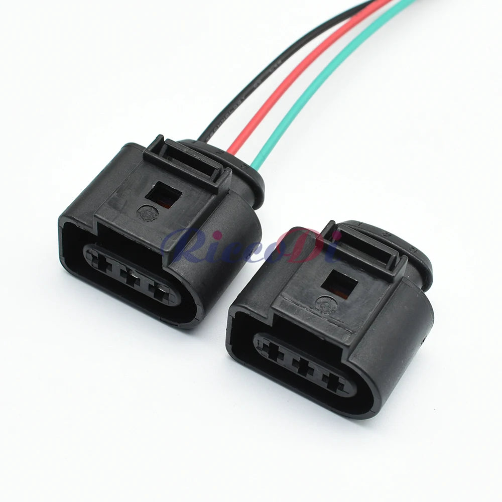 Sealed design of 3-pin automotive sensor pigtail connector ensures waterproof and reliable electrical connection