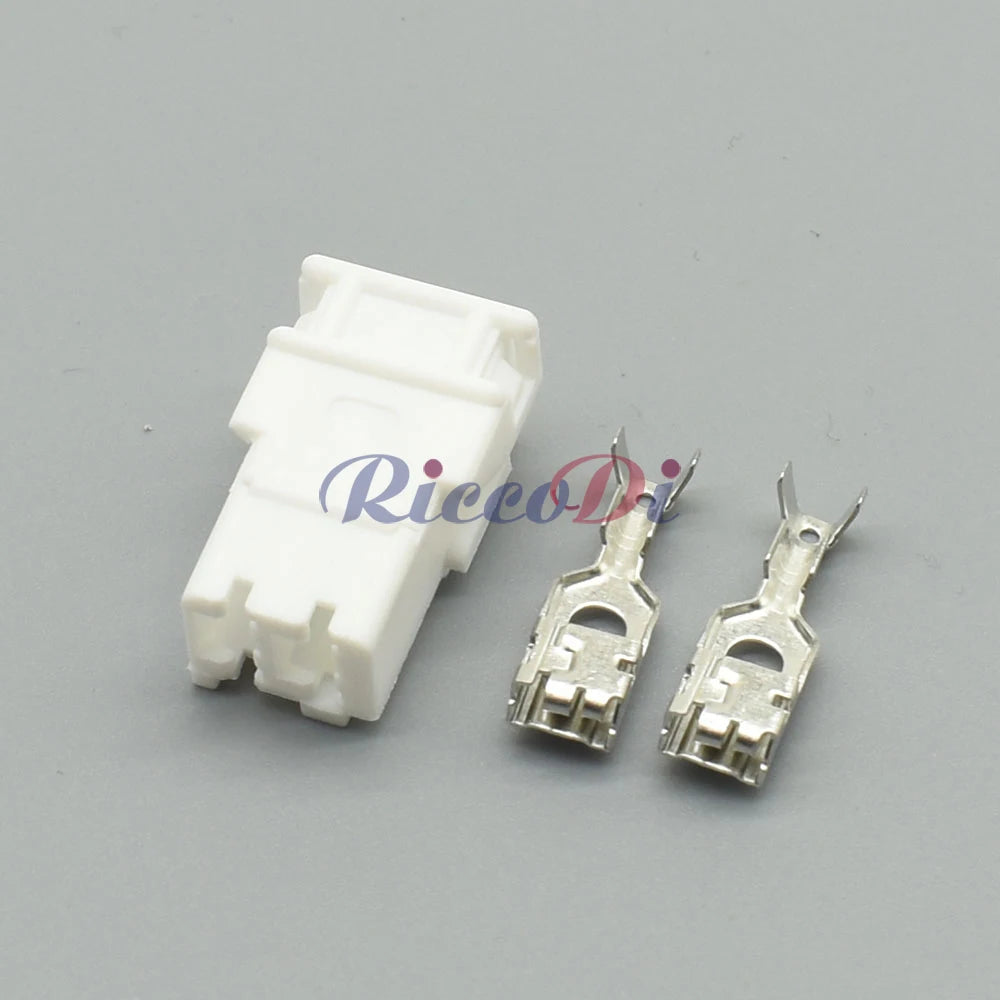 Durable housing of 4.8mm 4 pin automotive connector plug ensuring reliable wiring connection