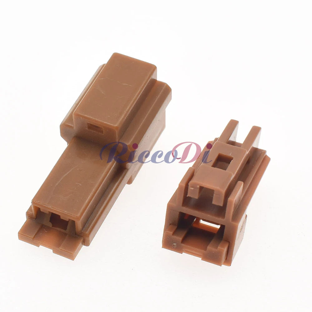 Demonstration of 6098-0232 6098-0234 6.3mm 1 pin automotive connector fitting into car wiring harness