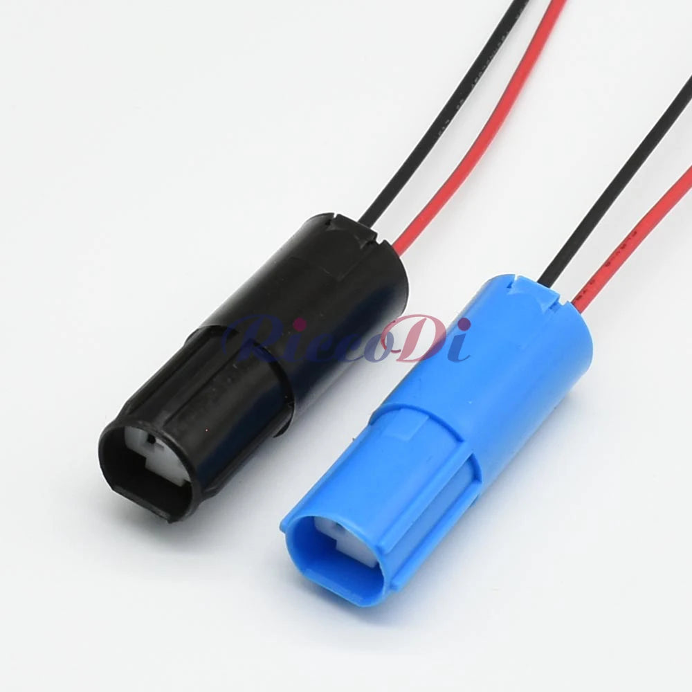 male and female automotive wire plug for secure fuel injector connections