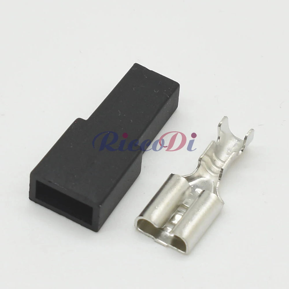 DJ7013B-6.3-21 Automotive Yellow Rectangular Connector — 6.3mm 1-Pin Jacketed Wiring Plug with Terminal