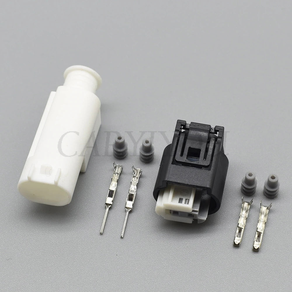 sealed automotive connector housing with terminals for reliable small current connection