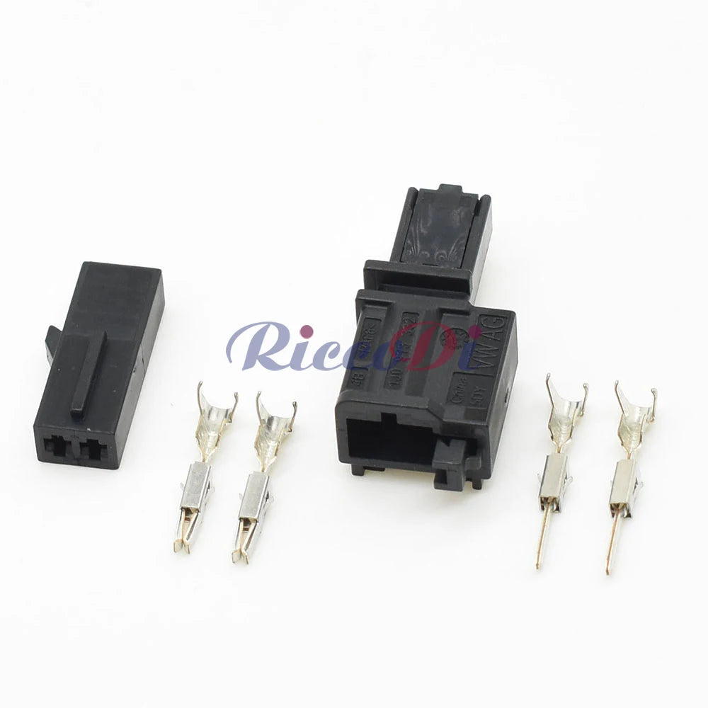 Side angle showing male and female plug of 1.5 series waterproof automotive connector