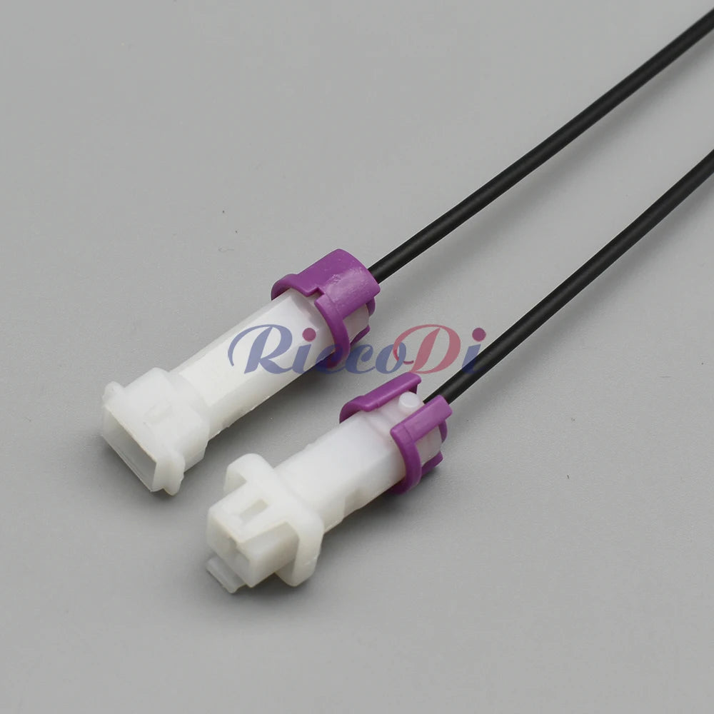 Circular automotive AC cable connector with sealing structure to ensure waterproof and secure electrical contact