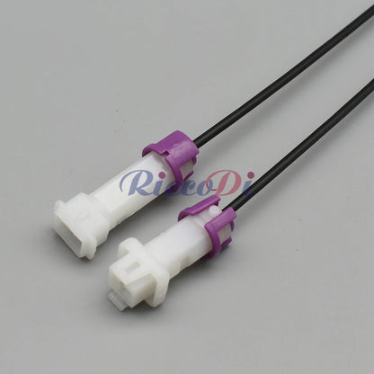 Circular automotive AC cable connector with sealing structure to ensure waterproof and secure electrical contact