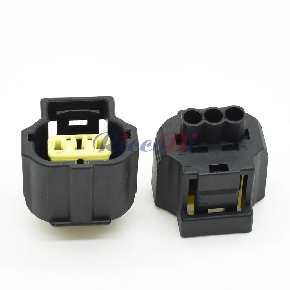 Close-up of 3-pin female wire harness plug 184032-1 highlighting secure terminals and durable housing