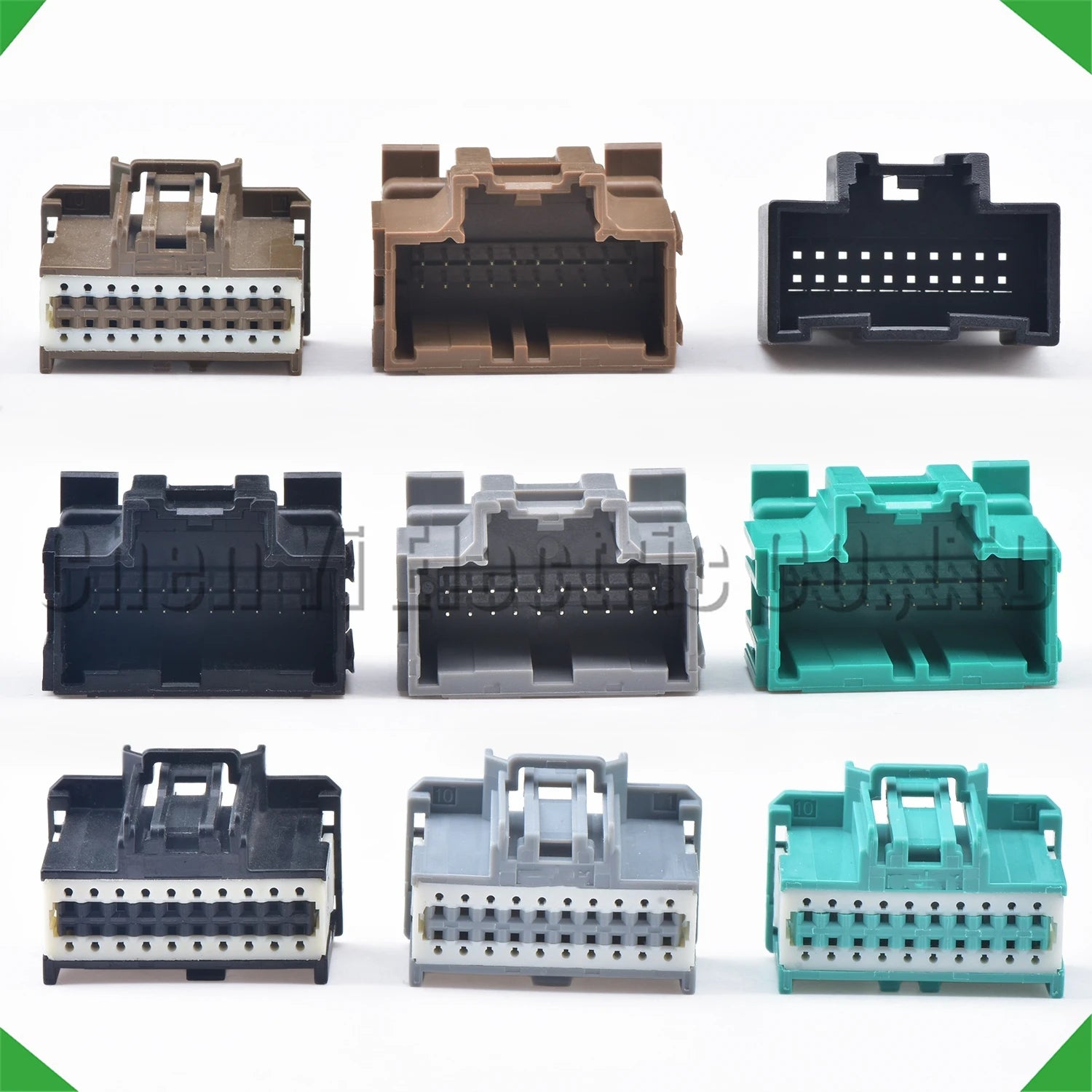 Harness connector plug for automotive amplifier module