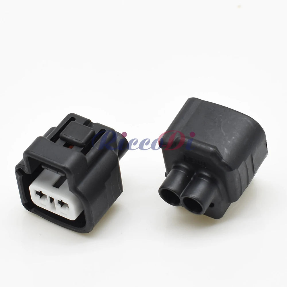 Close-up of male side of 2-pin connector 192000-3130 highlighting secure pin and housing for water temperature sensor