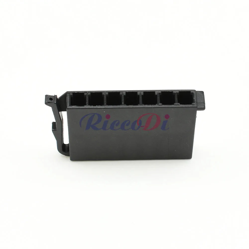 2.8mm series auto female connector locking structure and terminal design