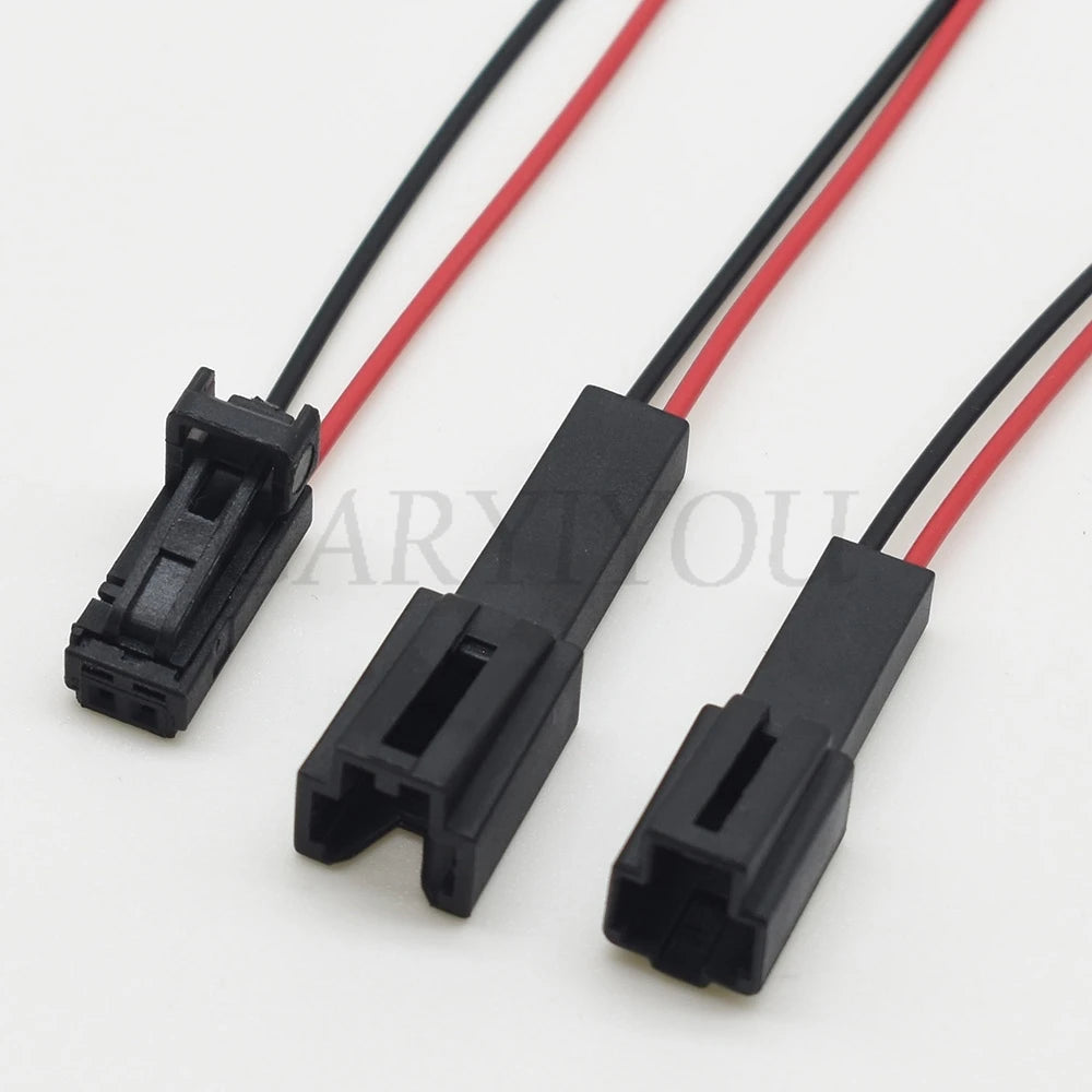 automotive lighting connector with terminal for stable electrical connection