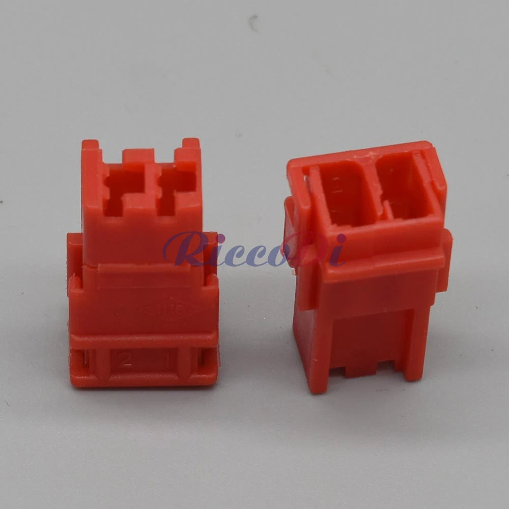 Automotive wire connector housing design for reliable alignment and installation
