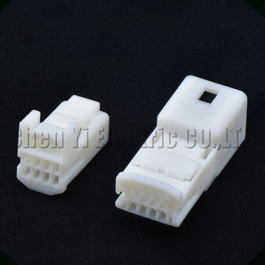 Automotive wire harness socket for multimedia host