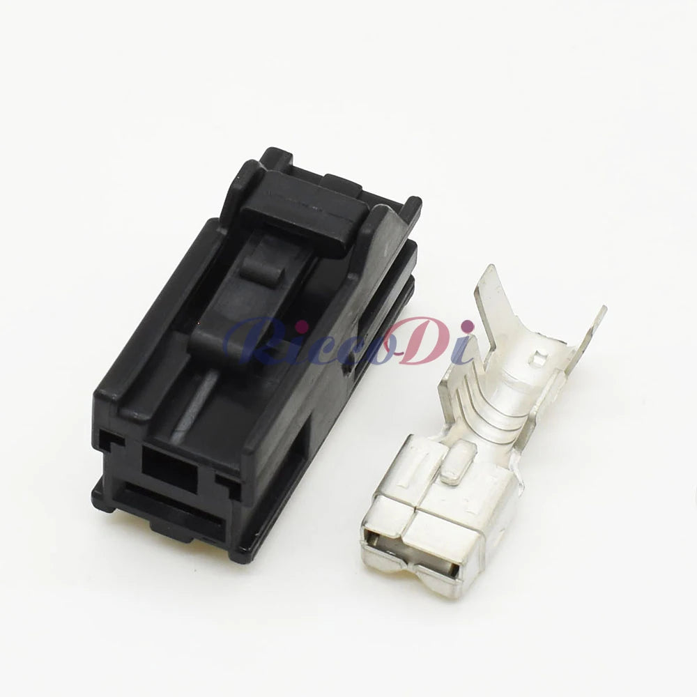 9.5mm high current automotive connector installed in vehicle wiring harness for stable power transmission
