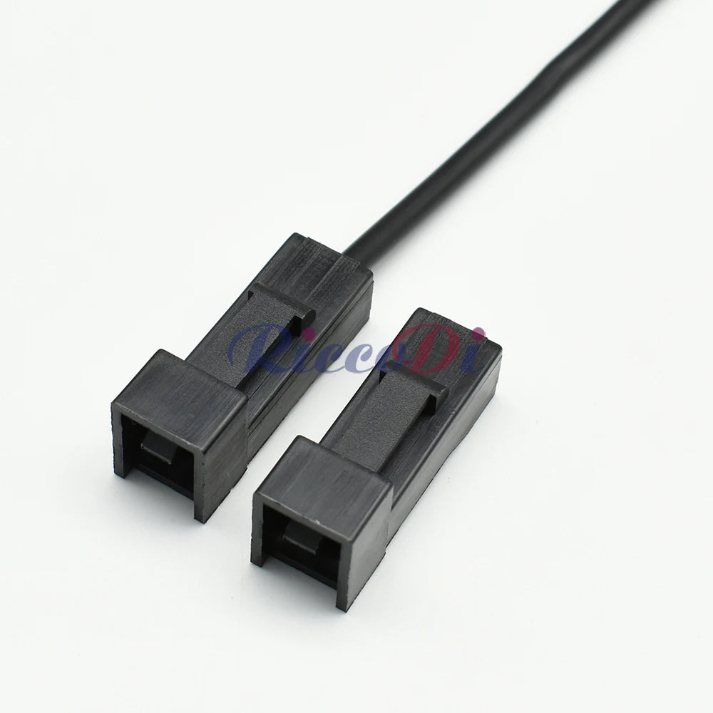 Heat resistant automotive connector housing suitable for high current wiring applications