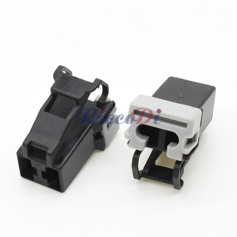 Automotive wiring harness connector plug with locking mechanism for stable and reliable connection