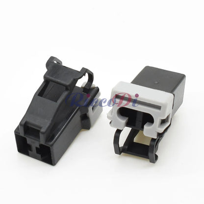 Automotive wiring harness connector plug with locking mechanism for stable and reliable connection