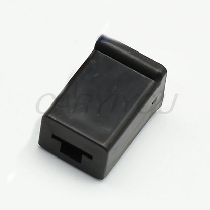 Male automotive connector with 15cm wire demonstrating terminal connection for stable electrical performance