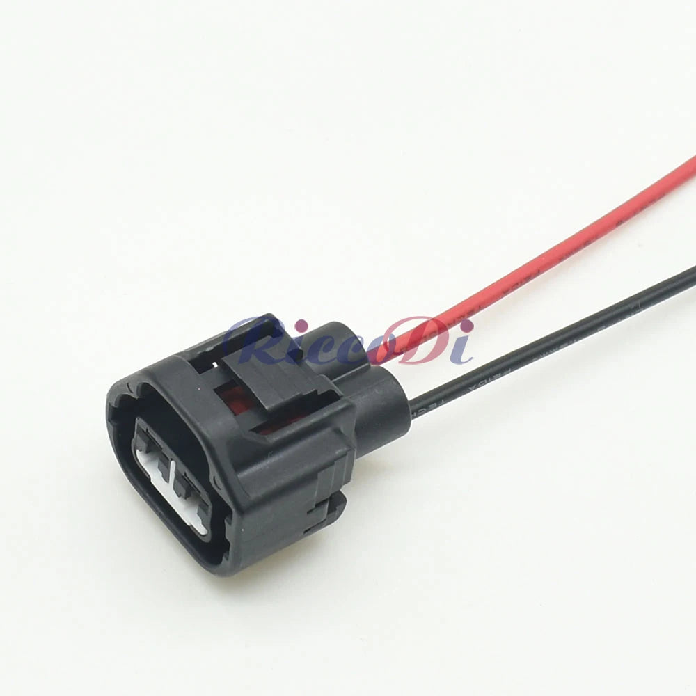 Automotive electronic fan plug terminal interface ensuring stable electrical connection