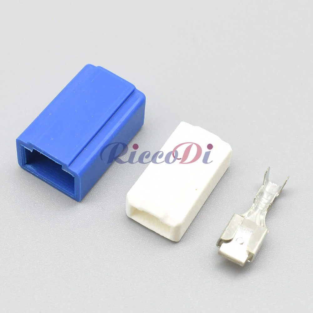 Ceramic H1 lamp socket connector integrated with automotive wiring harness for easy installation and repair