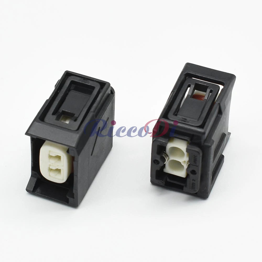 Automotive injector plug terminal interface ensuring stable electrical signal transmission
